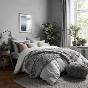 Quarto estilo escandinavo minimalista com paredes cinza claro, cama com roupas de cama brancas e manta de tricô cinza, almofadas neutras e plantas naturais ao lado da janela ampla.